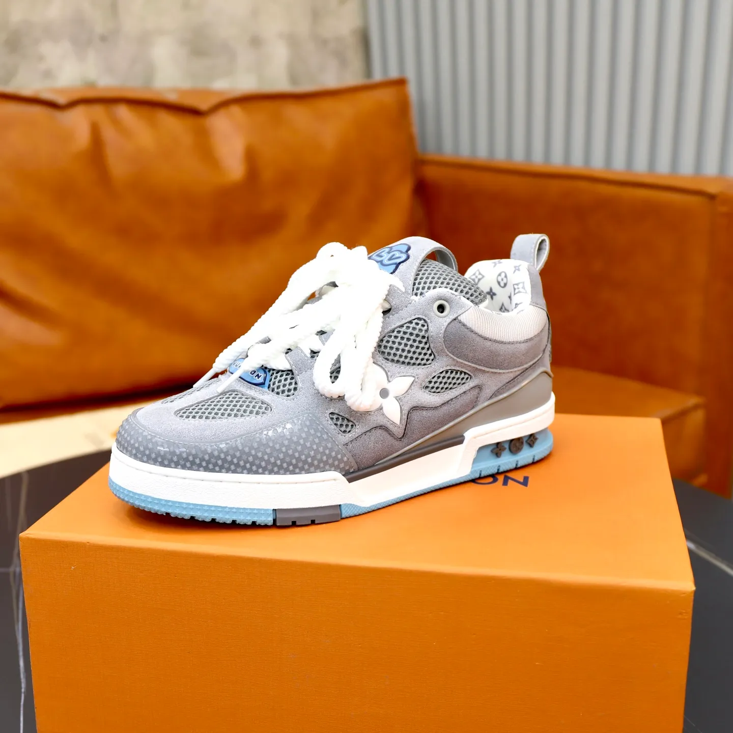 Ex-factory price: 860💰LV Couple👫Louis Vuitton TRAINER sneakers classic Louis Vuitton men's artistic director Virgil Abloh picked inspiration to create this LV Trainer sneaker. Yingze crystal inlays present a colorful effect. VS can be matched with two gorgeous effect colors. The LV letter logo badge on the tongue is gorgeous and noble. The LV letter is decorated on the side. The outsole is decorated with a Monogram flower pattern. It shows the trend of elegance and nobility! Men's and women's models: 35-46